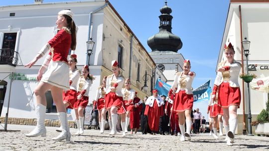 Rozpoczęcie Krośnieńskich Juwenaliów. Korowód studentów na Rynek, polonez, belgijka i klucze