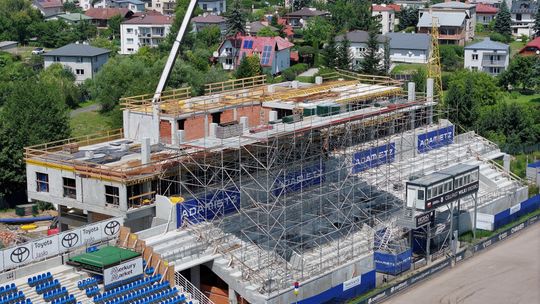 Rozpoczęto kluczowy etap budowy trybuny na stadionie w Krośnie