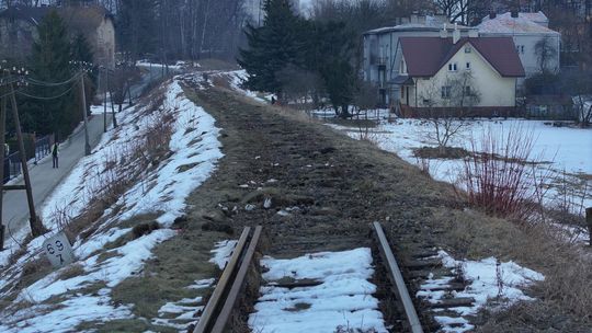 Rozpoczęto rozbiórkę linii kolejowej w Krośnie. Ruszyła wielka modernizacja [ZDJĘCIA]