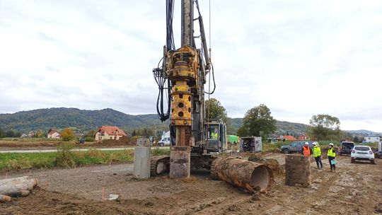 Ruszyły prace palowe na kolejnych odcinkach budowy drogi ekspresowej S19