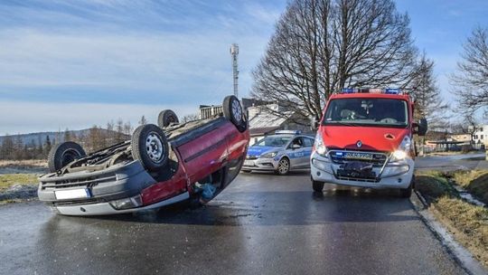 RYMANÓW: Dachowanie samochodu na ulicy Dworskiej