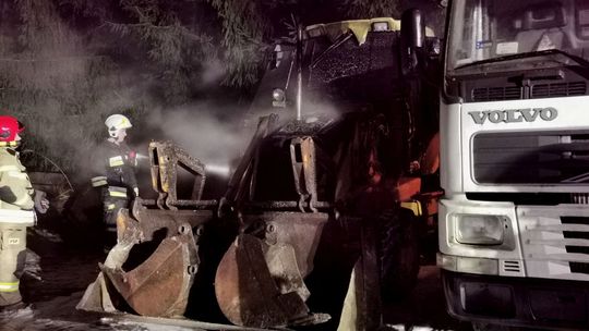 ? Rymanów: Paliła się koparko-ładowarka. Strażacy uratowali stojącą obok ciężarówkę