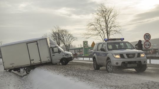 RYMANÓW: Podmuch wiatru ściągnął samochód do rowu