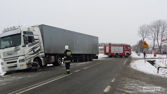 RYMANÓW: Strażacy w akcji. Wyciągali ciężarówkę z rowu