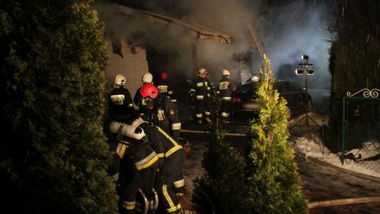 RYMANÓW: Tragiczny pożar domu. Dwie osoby w stanie krytycznym