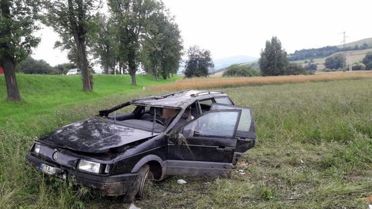 RYMANÓW: Volkswagen na dachu. Bez kierowcy i pasażerów