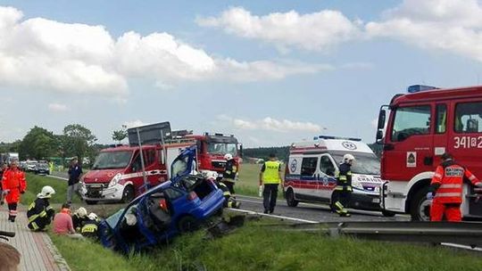 RYMANÓW: Zderzenie osobówki i pocztowego busa na DK28