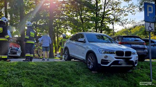 Rymanów-Zdrój. BMW stoczyło się z parkingu, pomogli strażacy