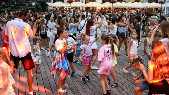 Rynek w Krośnie znów ożył muzyką. Kolejna potańcówka [ZDJĘCIA]
