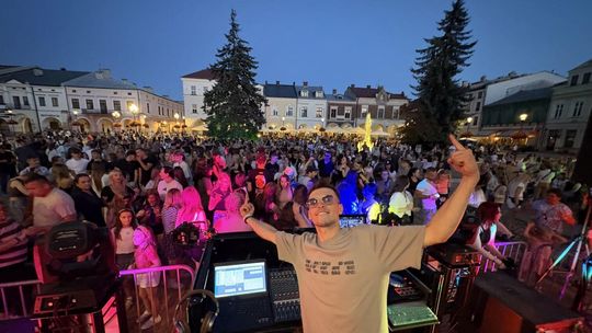 Rynek znów tętnił muzyką i tańcem. Krośnieńska Potańcówka z DJ Capone JR