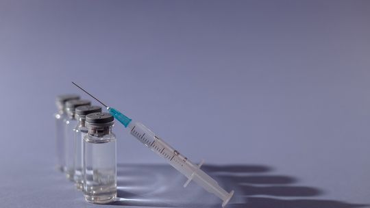 Rząd opublikował projekt szczepień przeciw COVID-19. Przewidziano bonusy dla zaszczepionych