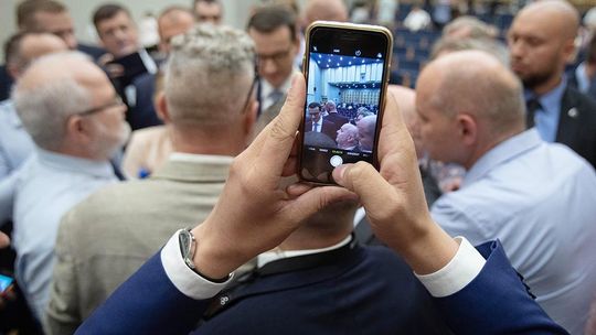 Rządowa aplikacja w każdym smartfonie. Obowiązkowo!?
