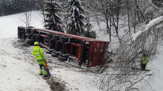 ? Samochód ciężarowy wypadł z drogi. Utrudnienia na DK19 w Nowej Wsi