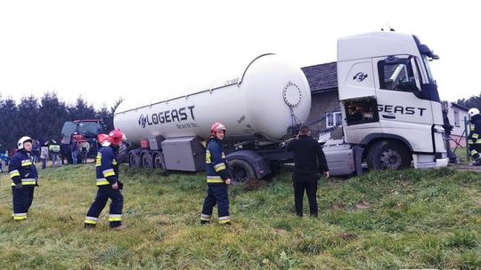 ? Samochód ciężarowy z cysterną osunął się z drogi gminnej w Moderówce [AKTUALIZACJA]