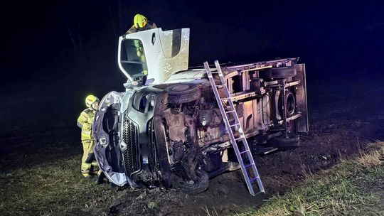 Samochód dostawczy na boku. Jezdnia była śliska