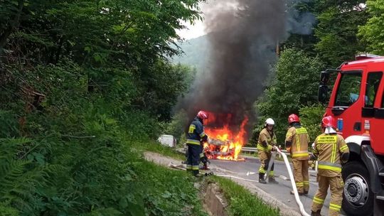 ? Samochód dostawczy przewożący alkohol spłonął na DW991 [Droga odblokowana]