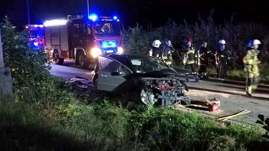 Samochód poważnie uszkodzony. Kierowca oddalił się z miejsca zdarzenia
