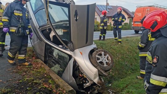Samochód uderzył w betonowy mostek. Jedna osoba ranna
