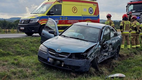 Samochód uderzył w drzewo na DK28