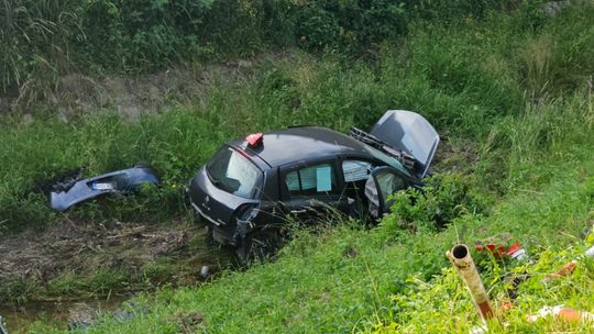Samochód w rzece w Iwoniczu. Wcześniej zderzył się z Toyotą