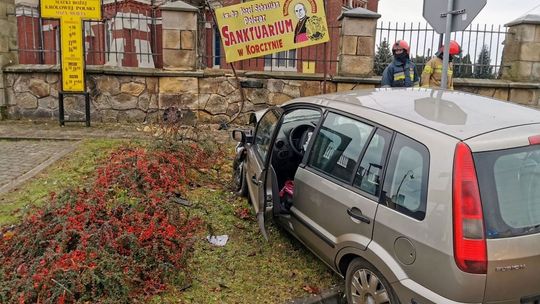Samochód wbił się w kościelne ogrodzenie w Korczynie