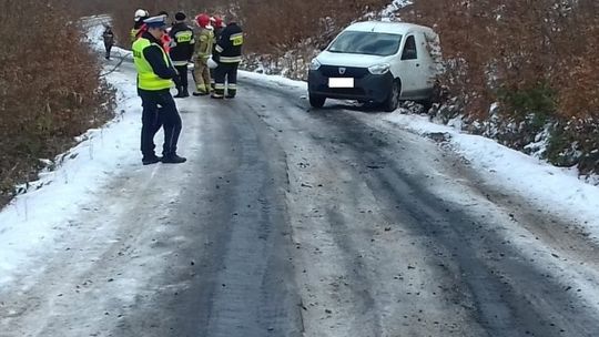 Samochód wciągnął 40-letniego kierowcę pod koła. Mężczyzna nie żyje