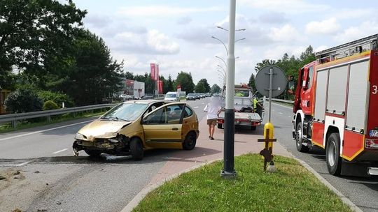 Samochód wjechał w barierki. Kierowca opuścił pojazd o własnych siłach