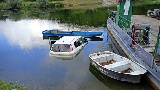 ? Samochód wpadł do Sanu tuż przy przeprawie promowej