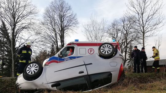 Samochód wypadł z drogi. Jedna osoba poszkodowana