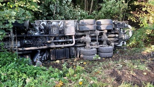 ? Samochód z pompą do betonu spadł z drogi w Chyrowej