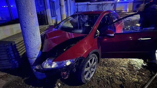 Samochodem wjechał w budynek
