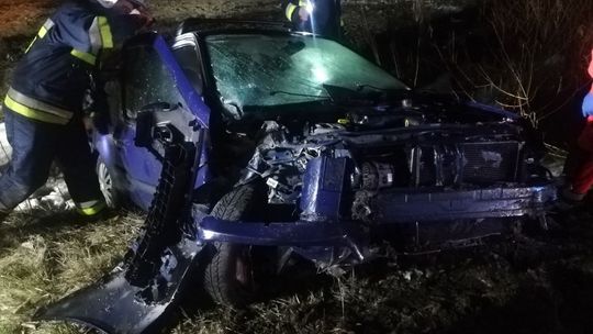 Samochodem wjechał w drzewo i oddalił się z miejsca zdarzenia