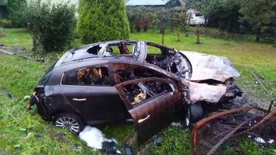 Samochodem wjechał w ogrodzenie. Pojazd stanął w płomieniach
