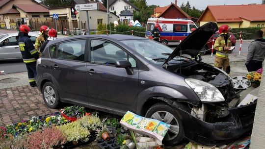Samochodem wjechał w schody budynku