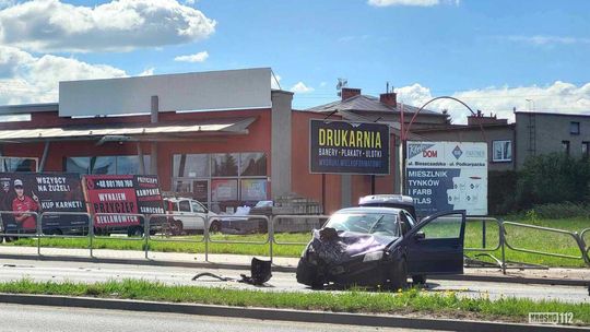 Samochodem wjechali w barierki na DK28