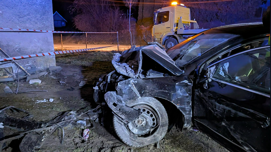 Samochodem wjechali w budynek i uciekli. Nocne zdarzenie w Krośnie