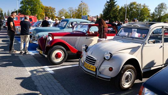 Samochody, motocykle i pojazdy zabytkowe pod halą MOSiR [ZDJĘCIA]