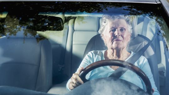 Senior za kółkiem. Niebawem wejdą w życie nowe przepisy drogowe. Sprawdź kiedy