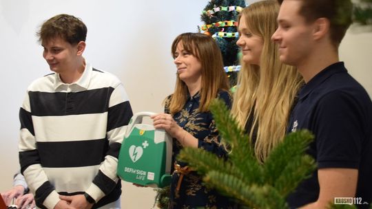 Seniorów z krośnieńskiego DPS odwiedził Mikołaj. Studenci przywieźli defibrylator i prezenty Seniorów z krośnieńskiego DPS odwiedził Mikołaj. Studenci przywieźli defibrylator i prezenty