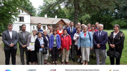 Seniorzy z Iwonicza-Zdroju z wizytą w Muzeum Marii Konopnickiej w Żarnowcu