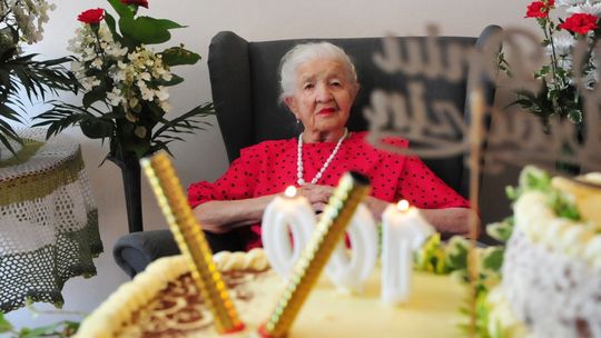 Setne urodziny pani Anny Laby. Były kwiaty, życzenia, prezenty i wspólne śpiewanie