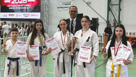 Siedem pucharów dla krośnieńskich karateków na Mazovia Cup w Piasecznie