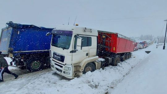 Sieniawa. Ciężarówka przewoziła fusy z kawy, wypadła z drogi