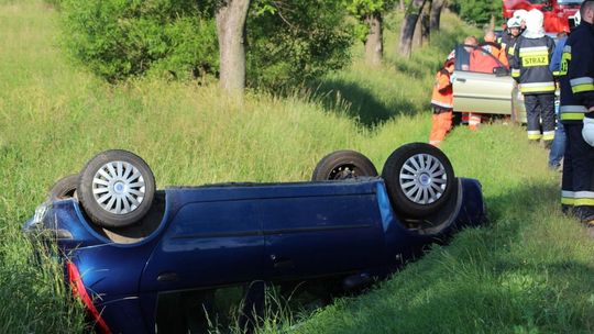 SIENIAWA: Dachowanie Fiata. Ucierpiał kierowca
