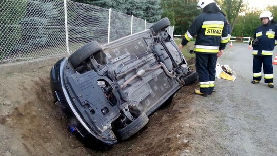 SIENIAWA: Samochód w rowie. Dwie osoby w szpitalu