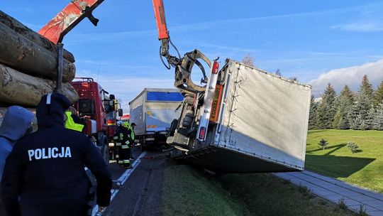 Silny podmuch wiatru przewrócił przyczepę ciężarówki na DK28