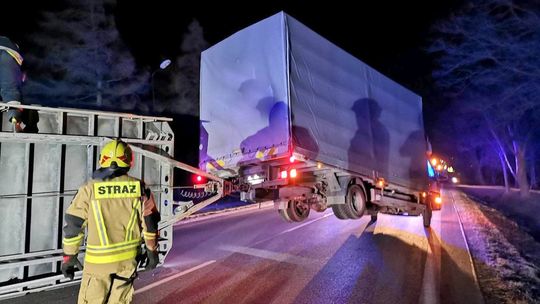 Silny podmuch wiatru przewrócił przyczepę na DK28. Pracowite godziny dla strażaków