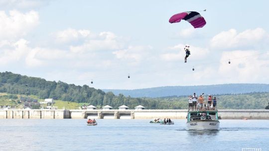 Skoki spadochronowe nad Jeziorem Solińskim. W sobotę wyjątkowa atrakcja