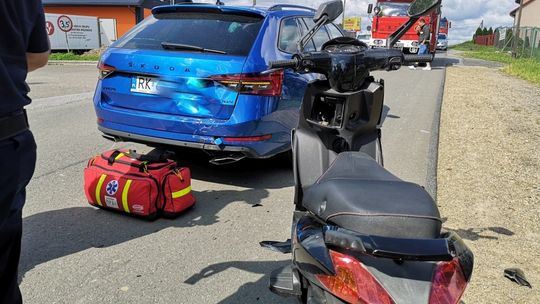 Skuterem najechał na tył osobówki. Ranny kierowca skutera [AKTUALIZACJA]