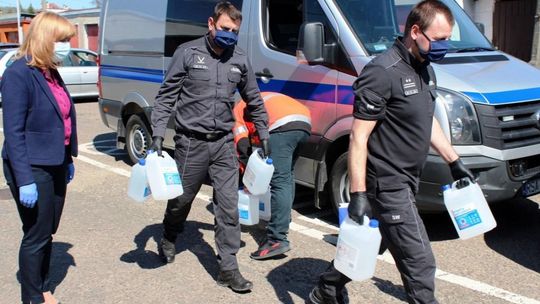 Służba Więzienna pomaga walczyć z epidemią. Więźniowie szyją maseczki